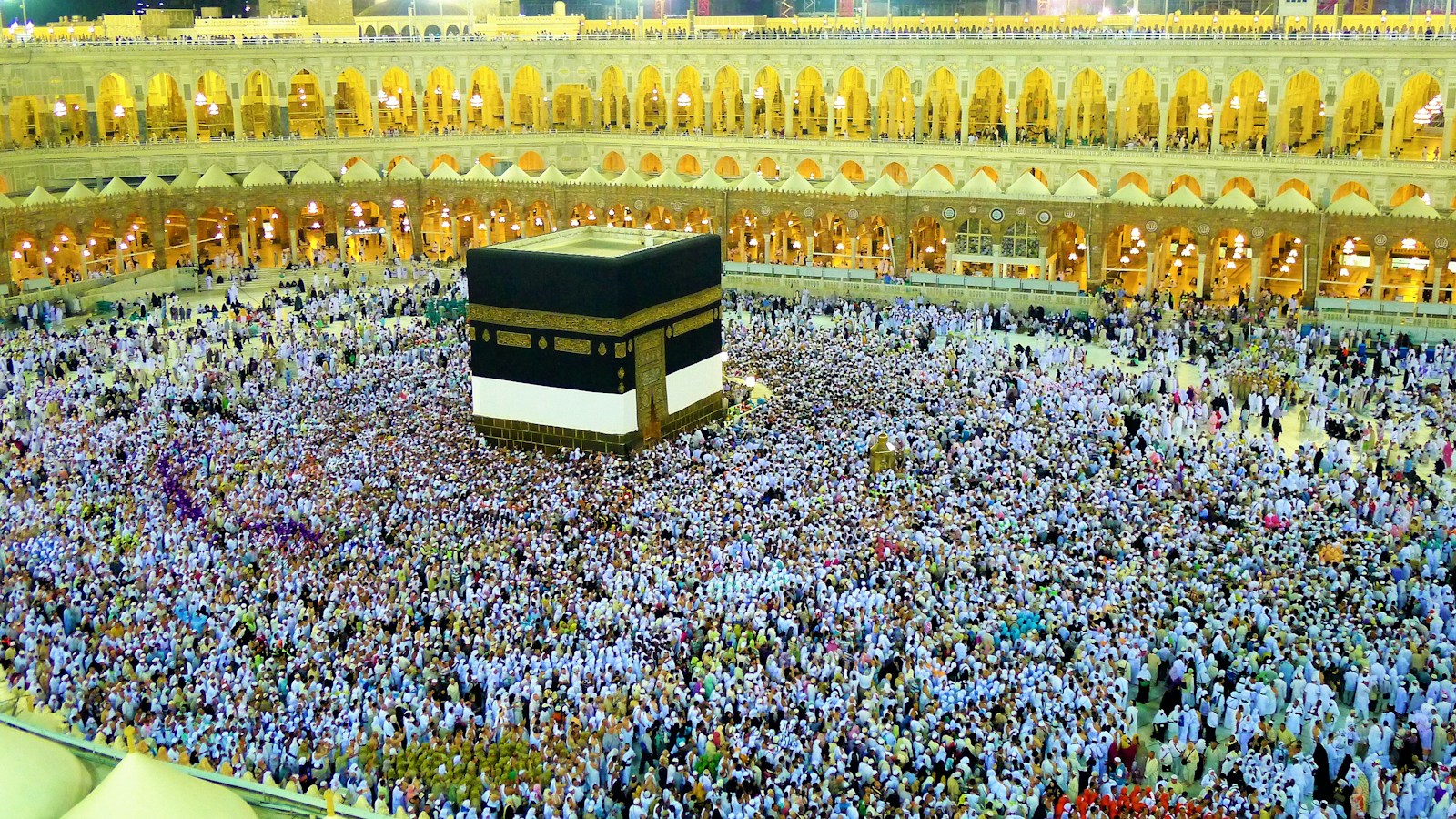 Courtyard view near Masjid al-Haram in Makkah